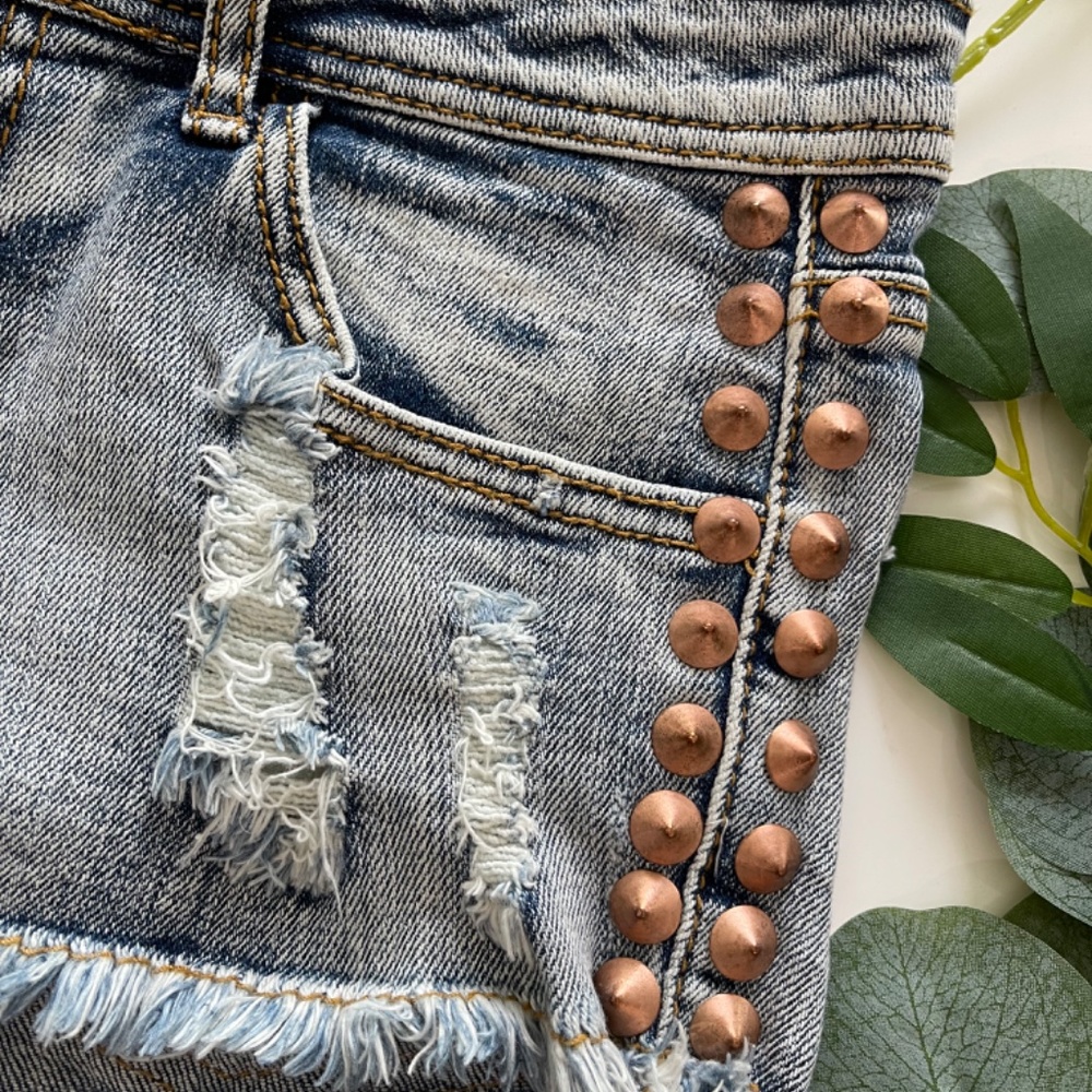 Short with Rhinestone Distressed - Picture 2 of 4
